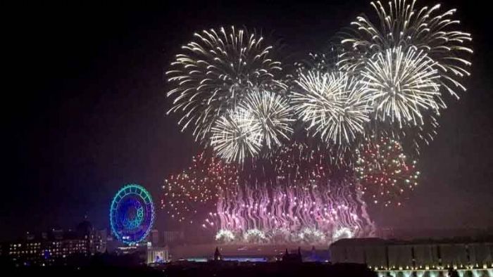 無人機營造流星雨煙火 義大樂園與校園聚萬眾共度跨年