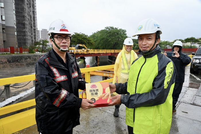 陳其邁慰勞第一線堅守同仁 感謝團隊風雨中努力恢復市容