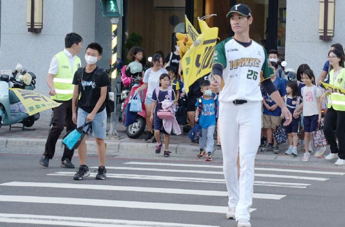 台鋼雄鷹攜手高雄推動交通安全，全力守護孩子的未來！