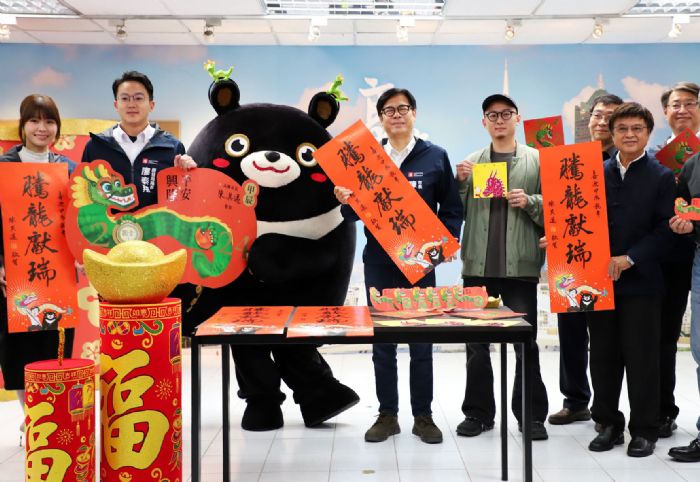 開箱龍年春聯及開運紅包 陳其邁祝賀市民興隆平安、龍年行大運