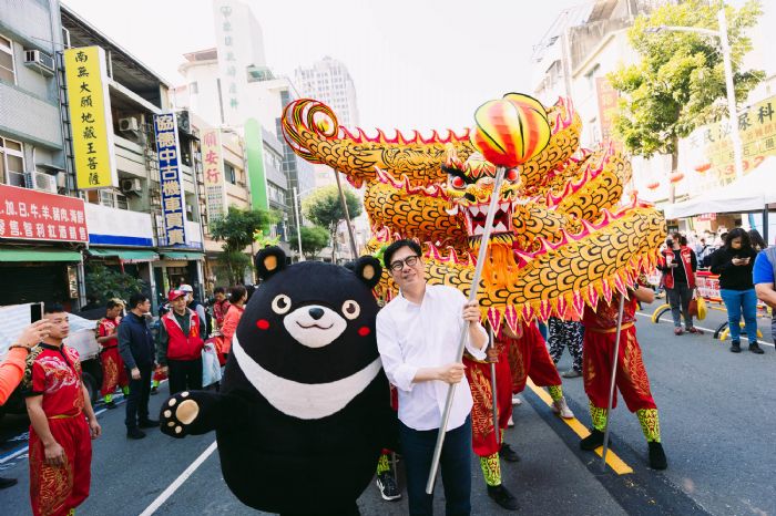 高雄過好年商圈活動起跑 陳其邁首發紅包、邀辦年貨