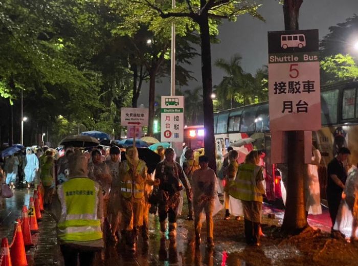 One Ok Rock高雄演唱會：雨中激情，歌迷熱情不減！