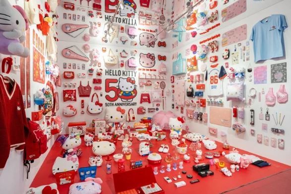 鐵粉都衝了！《HELLO KITTY 50週年特展》7大展區一次看 拍爆貫穿兩樓的「超巨型HELLO KITTY」