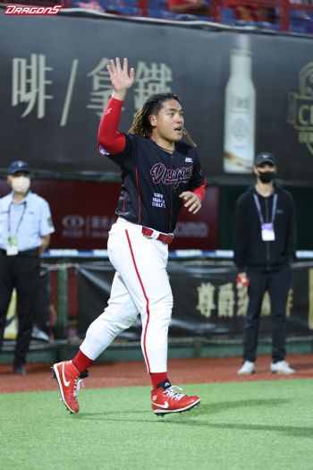 龍隊大勝富邦悍將，鋼龍主投奠定勝基