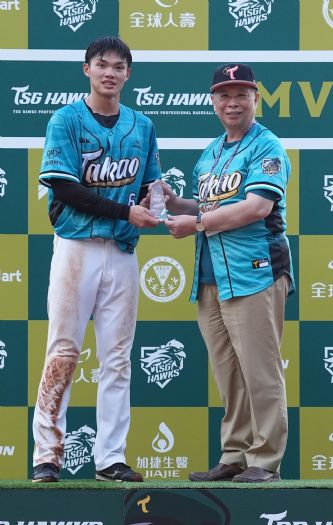 「台鋼雄鷹」勇奪連勝，王博玄成英雄