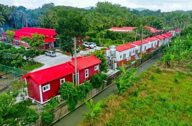 直擊！高雄旗山綠林中寺廟千坪違建 變肥大如度假小屋