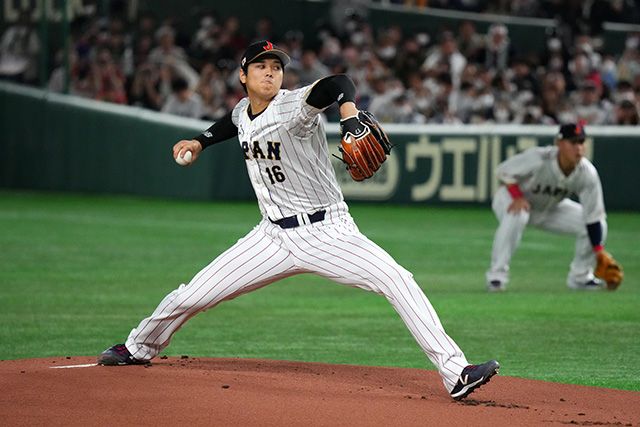 Shohei Otani 改變比賽的短打和 Kazuma Okamoto 的 5 個打點幫助他們擊敗意大利，連續第五次晉級半決賽。