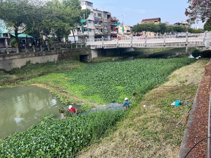 屏東縣政府積極防止垃圾進入河川，保護生態環境，讓我們的河流成為潔淨的水域！