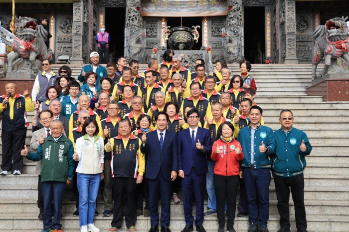 陪同賴清德副總統至元帝廟參香祈福 陳其邁祈求風調雨順、國泰民安