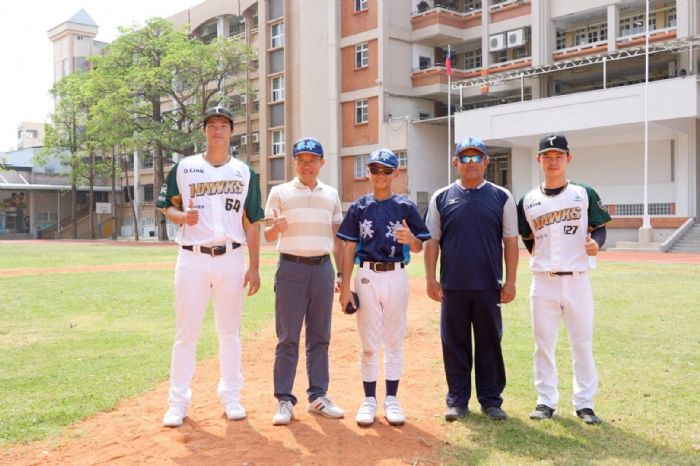 台鋼雄鷹傳承棒球精神，旗津國小校園熱情互動