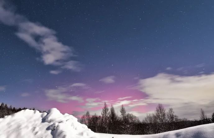 奇景！日本北海道出現低緯度極光 夜空被染成淡紅