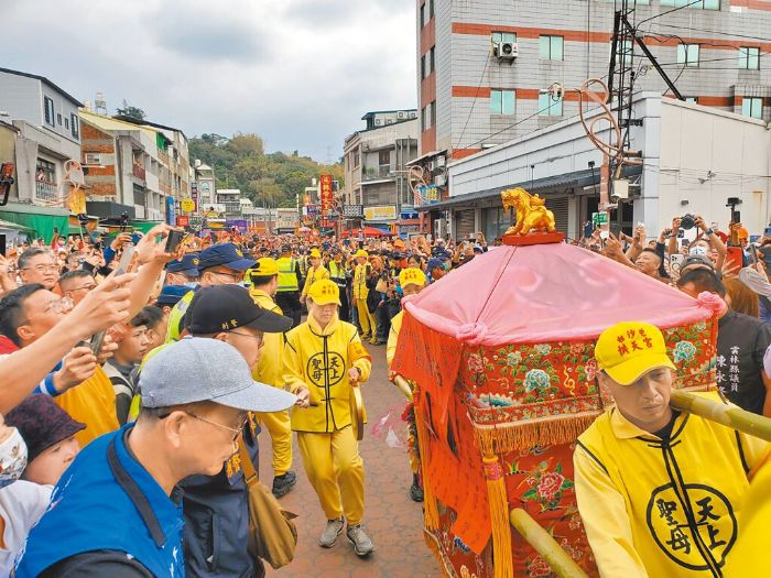 全台熱議白沙屯媽祖祭典！一尊香燈腳像引發熱議，被形容像是吃無敵星星，引起北港居民不滿，指控搞得烏煙瘴氣。