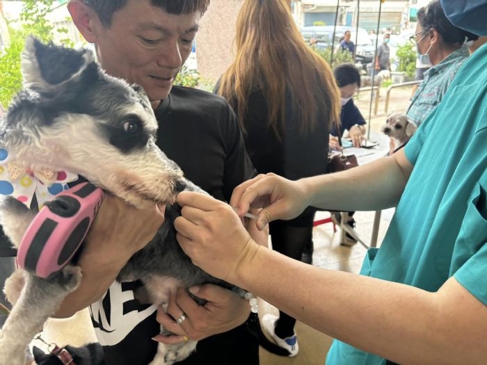 阿蓮老人活動中心迎來動保處犬貓絕育三合一列車