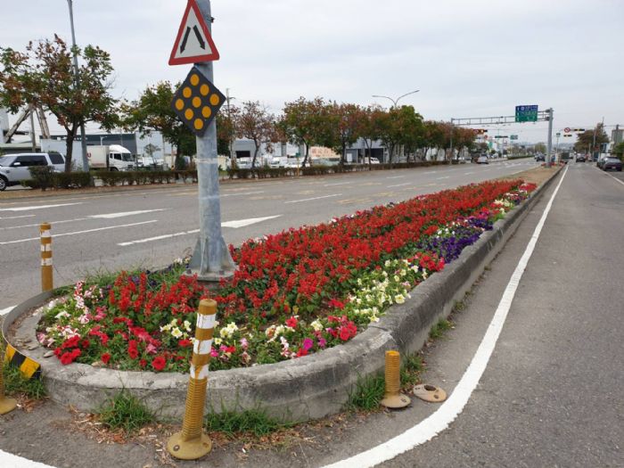 凌晨時分，在台北大度路上，一輛機車撞上了分隔島，男騎士因此受重傷昏迷，緊急送醫救治