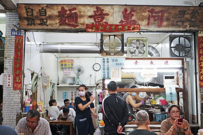 高雄無人不知道老字號阿萬意麵，三民市場超夯必吃高雄美食