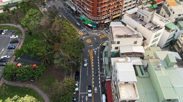 第二個標線型圓環亮相！瑞福路與崗山南街交通安全再升級