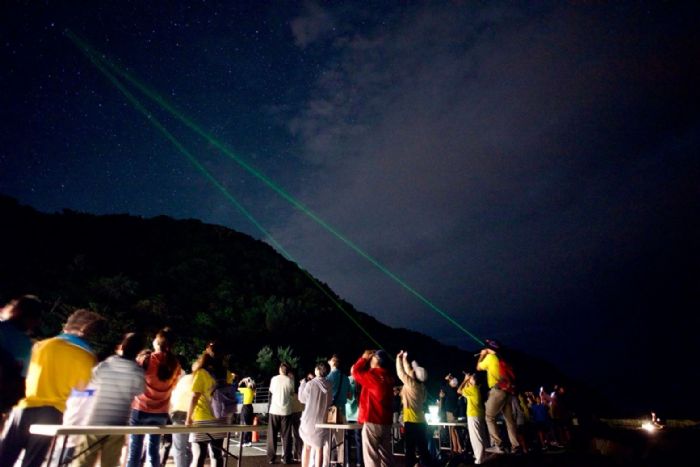 屏東史上最狂街頭天文 1500人佳樂水冒雨追紫金山彗星