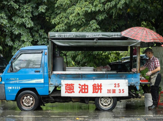 風雨中的美味之旅：社子第一好吃蔥油餅，一口驚艷的滋味