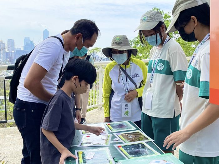 把關人猴大戰 壽山國中青年解說員登山口出任務