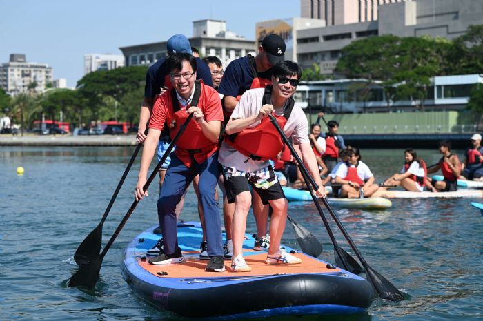 冬季來高雄旅遊最好！ 2023高雄立式划槳繞標挑戰賽　陳其邁力邀體驗冬季愛河水域系列活動