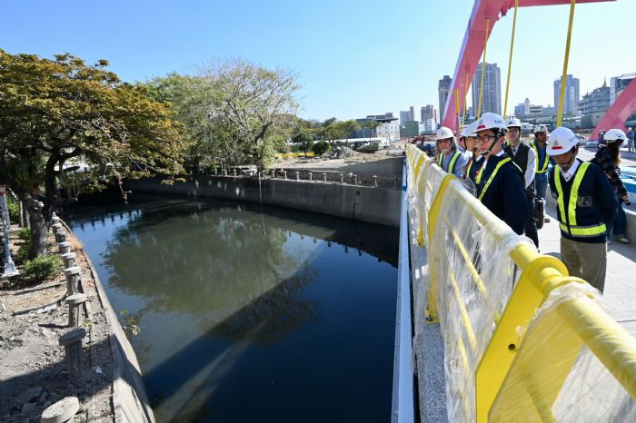 視察龍德河堤新橋及龍德路工程 陳其邁盼如期如質完工通車 有效紓解人潮車流