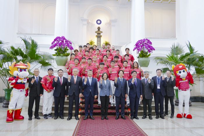 台灣大賽冠軍味全龍 光榮前進總統府 紅色榮耀是他們的信仰 蔡總統與賴副總統熱烈接見