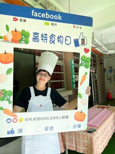 高雄特殊教育學校「友雞食物日」 讓特教孩子在校園「菜市場」買菜，擔任總舖師「辦桌」