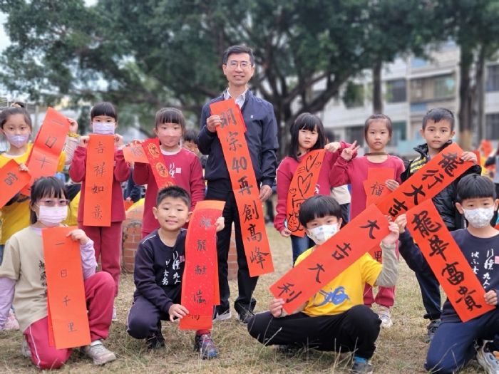 明宗國小迎40周年校慶活動  小小書法家現場揮毫贈春聯