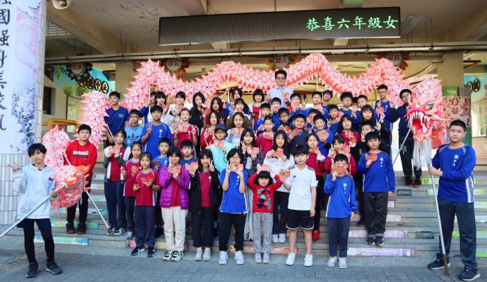 高雄市送給國小、幼兒園學童龍年小紅包 學童笑開懷與家人分享過年喜氣