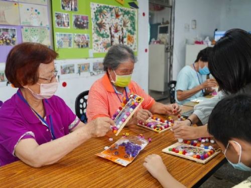 屏東縣「伯公照護站」長幼共融，客語服務暖心守護長輩