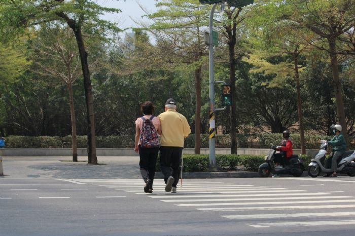 改善行人路口通行安全！高市設置行人專用號誌、科技執法取締不停讓行人違規車輛