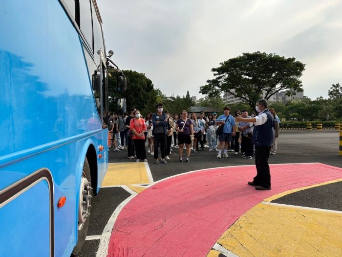 遠離大型車 平安過龍年